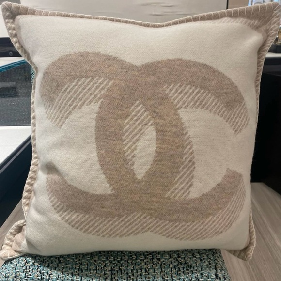 NWT Chanel Wool/Cashmere Pillow Ivory/Beige - Picture 5 of 6